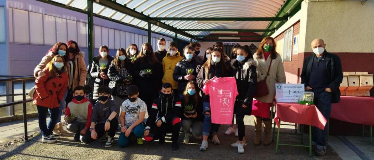 Cristina García y Segundo José García, a la derecha, junto a los alumnos y profesores del IES Cuenca del Nalón que colaboraron en la prueba.