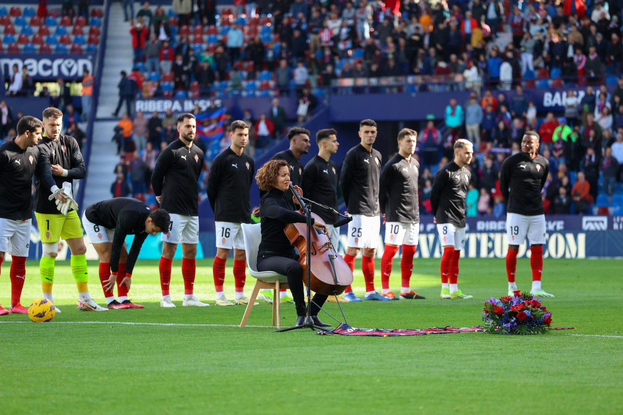 Sentido homenaje del Levante UD a la familia fallecida en el incendio de Campanar