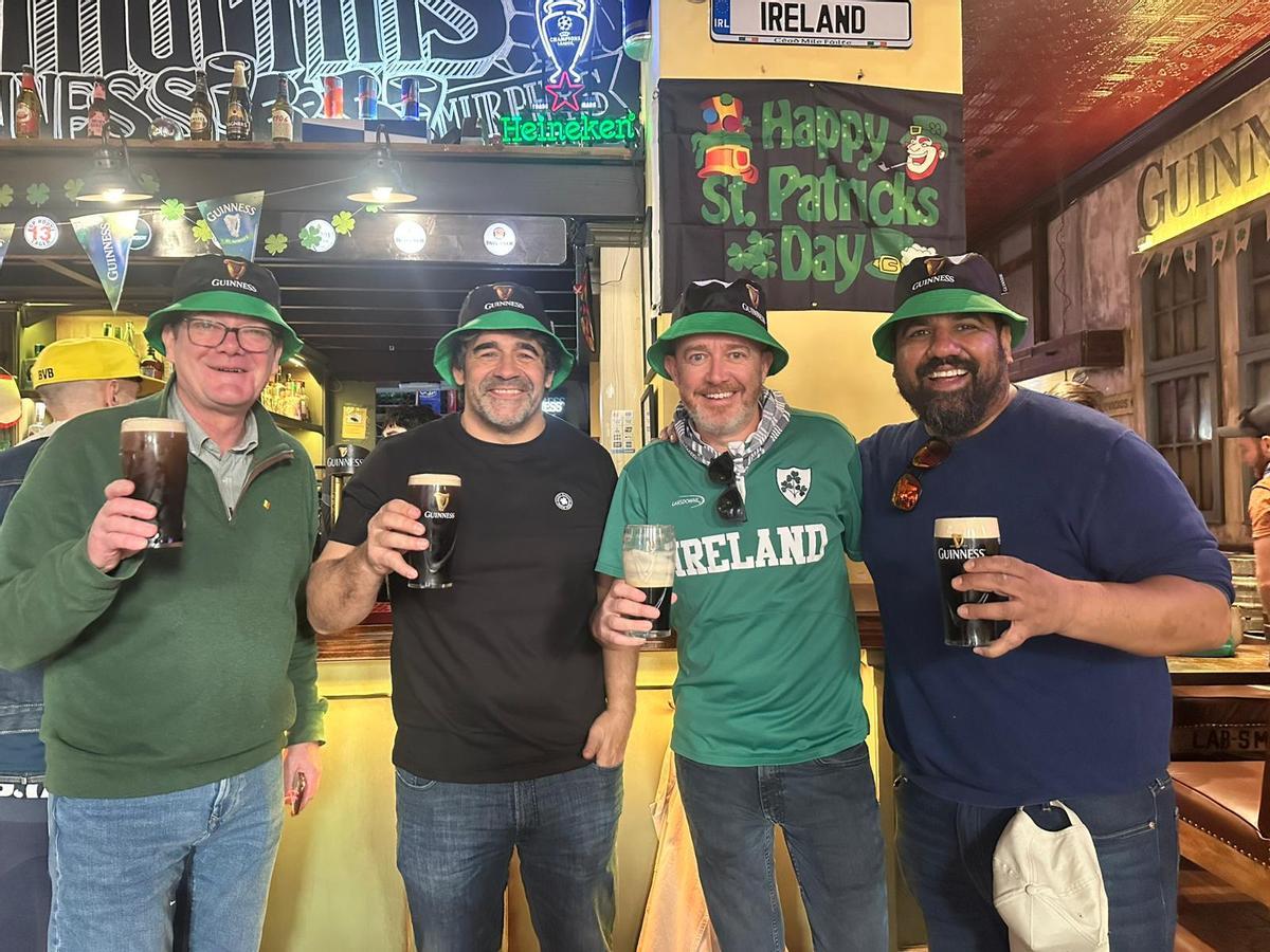 De izda. a dcha.: Peter Finnegan - quien abrió el primer bar irlandés de València, Finnegan's- Álvaro Valverde,  Kieran Byrne y Raj Kumar Sirwani