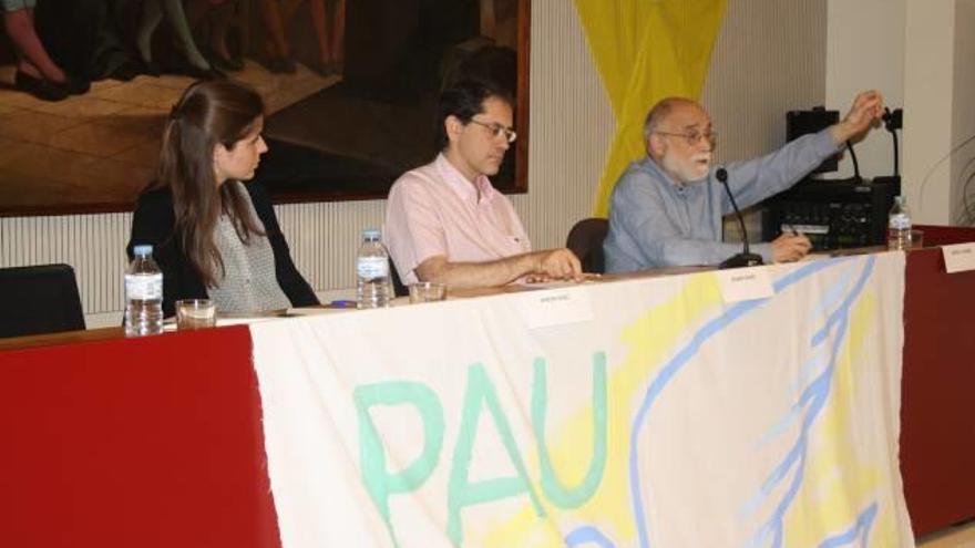 Ponència en la qual va intervenir l&#039;activista Arcadi Oliveres i la tècnica experta en refugiats Marlen Niubó