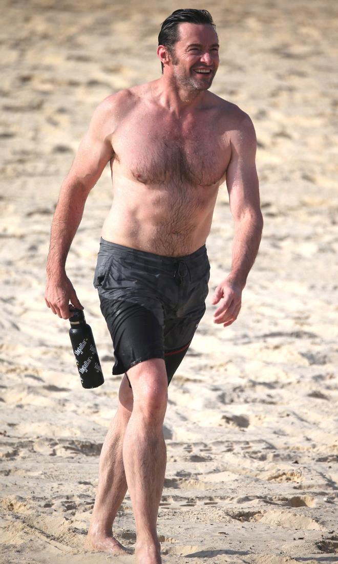 Hugh Jackman, luce cuerpazo en la playa