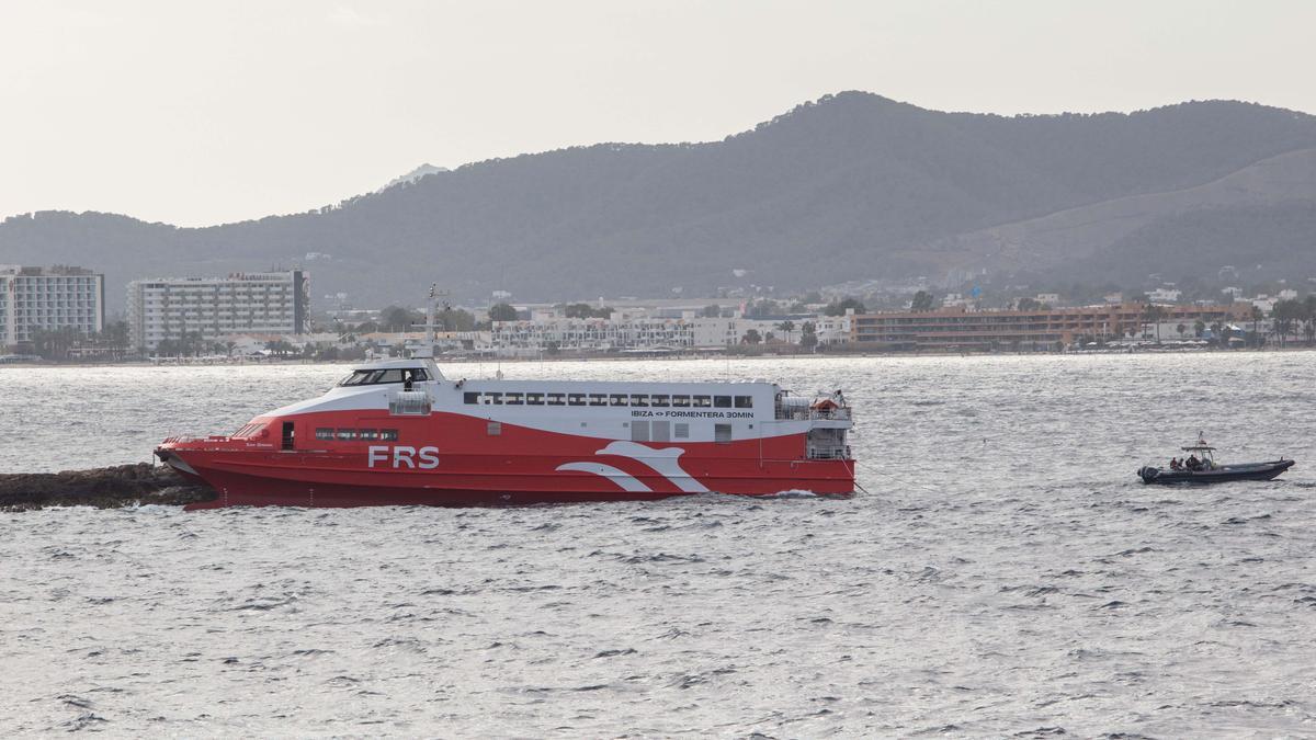 La naviera tiene tres días para presentar un plan para reflotar el ferry encallado en el islote de Ibiza