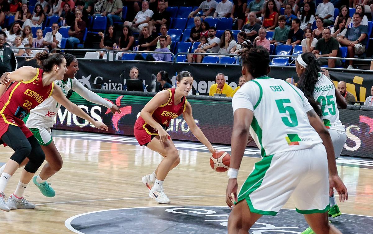 Elena Buenavida bota el balón ante la defensa de Nigeria.