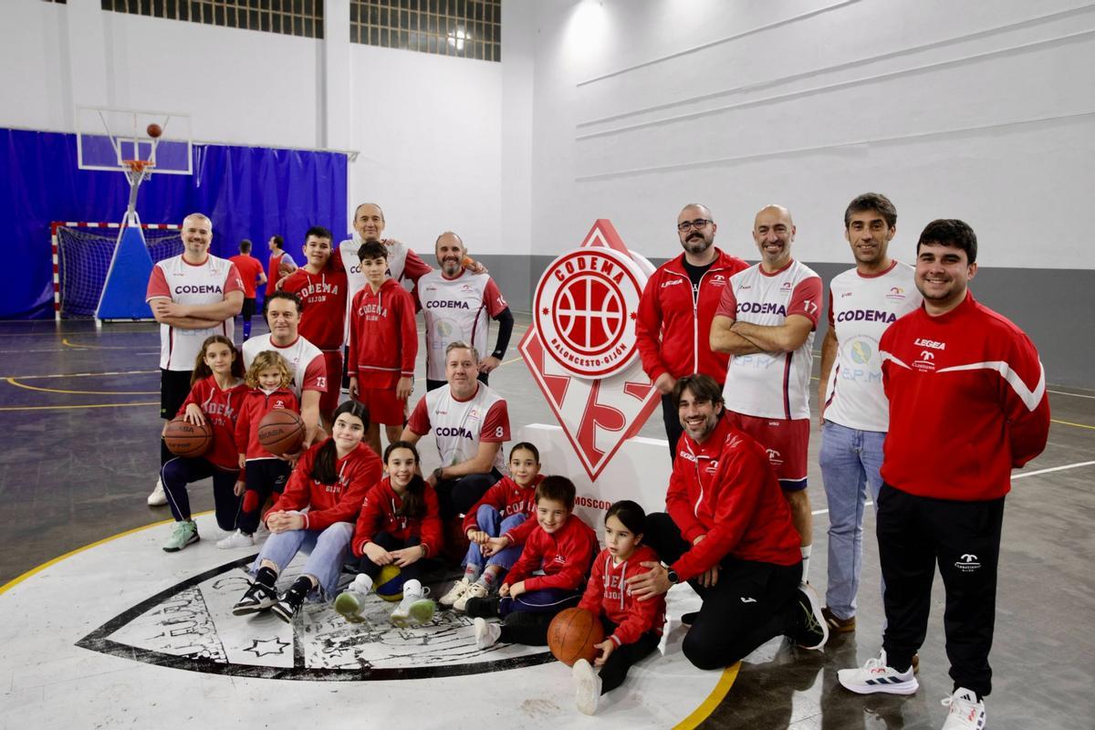 Padres e hijos que juegan actualmente en el Codema baloncesto. Por arriba, de izquierda a derecha, Diego Querol, Rodrigo, Carlos y Juan Mateos, Pedro Rivero, David Boto, Oliver Suárez, Eduardo García y Carlos Argüelles. Por abajo, en el mismo orden,  Claudia Cabanas, Martina y Rubén Suárez, Abril Boto, Covadonga Rivero, Eloy Mier, Celia de Mier, Manuel García, Inés Rivero y Jorge Junquera.