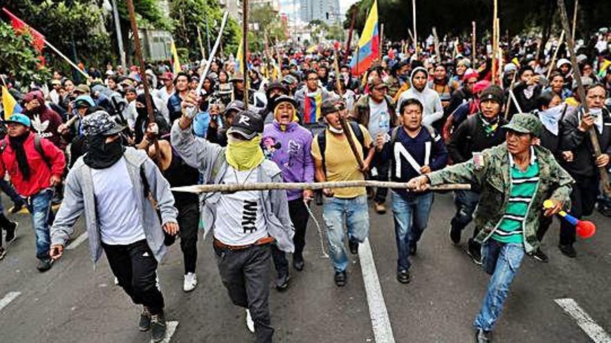 Miles de indígenas toman Quito contra los recortes del presidente de Ecuador