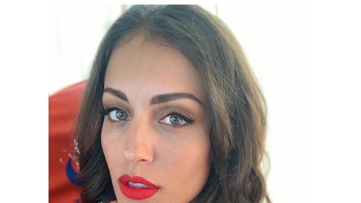 Hiba Abouk, impresionante con el vestido negro básico que nunca falla