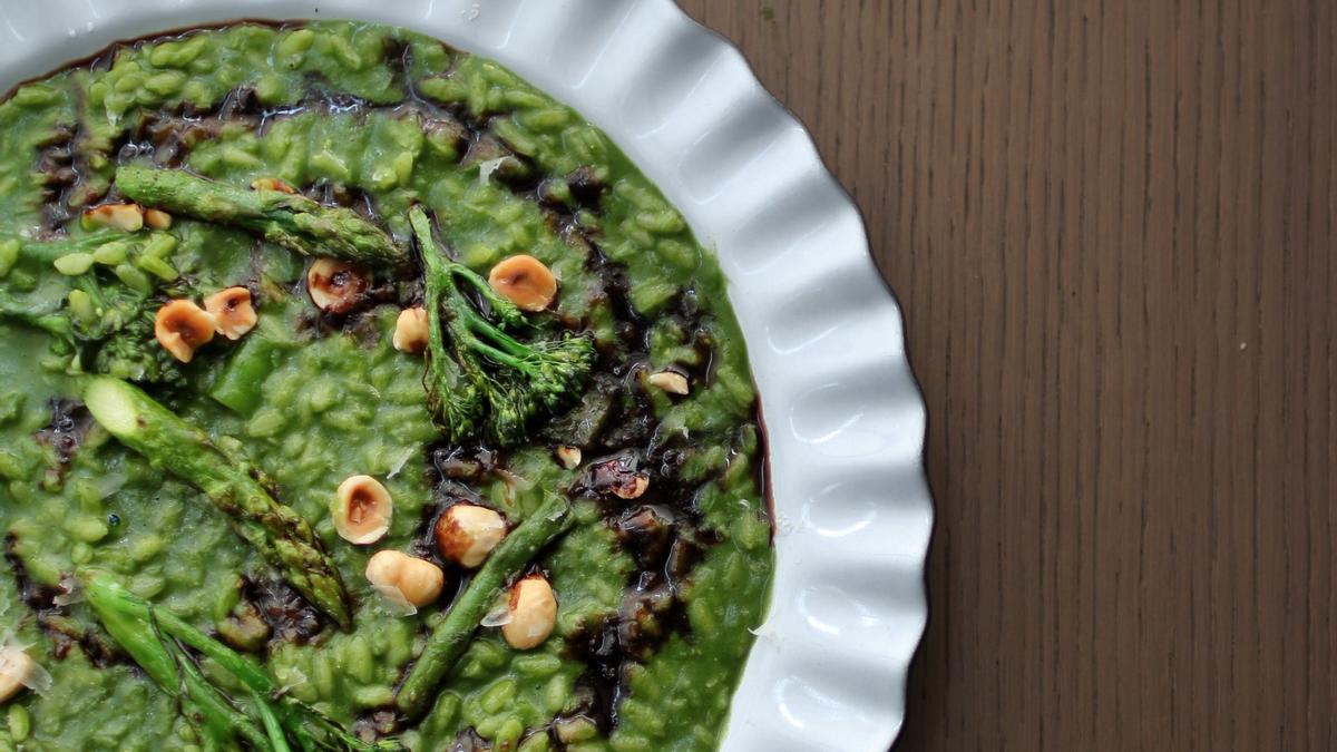 El 'risotto' verde con espárragos trigueros, tirabeques y 'coulis' de espinacas de Bosco de Lobos.