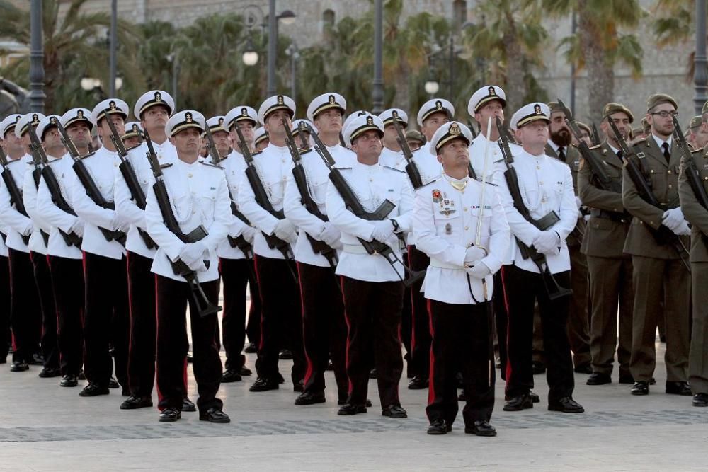 Honores a la bandera en el puerto