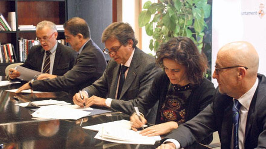 El alcalde, Mateo Isern, con representantes de entidades bancarias en la firma de una operación anterior.