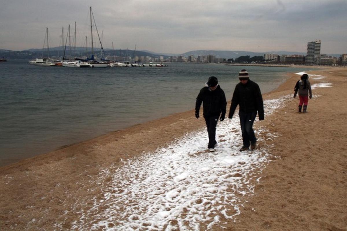 La neu ha blanquejat la platja de Palamós aquest divendres al matí. La neu ha blanquejat la platja de Palamós aquest divendres al matí.