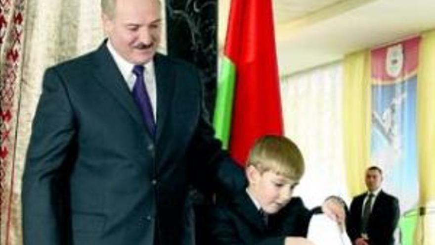 Lukashenko logra ser elegido por cuarta vez presidente de Bielorrusia