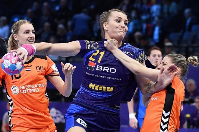 La pívot rumana Crina-Elena Pintea durante el partido por el tercer puesto en el Campeonato de Europa femenino EHF EURO 2018 entre Rumanía y Holanda en el AccorHotels Arena en Paris.