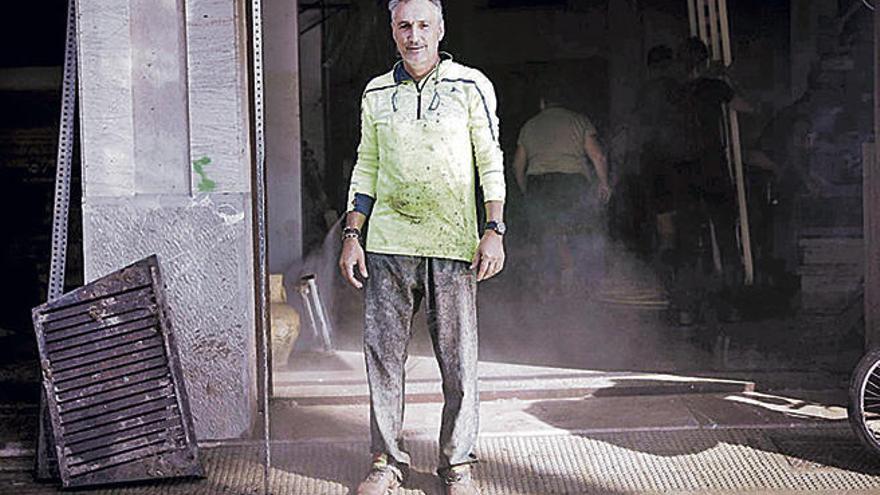 Jaume Estelrich, ahijado de Bernat Estelrich Santandreu, en el garaje anegado de su casa.