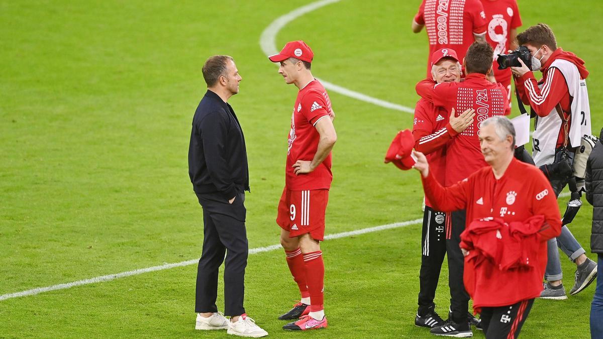 Hansi Flick charla con Robert Lewandowski en la celebración de la Bundesliga en el Allianz Arena de Múnich.