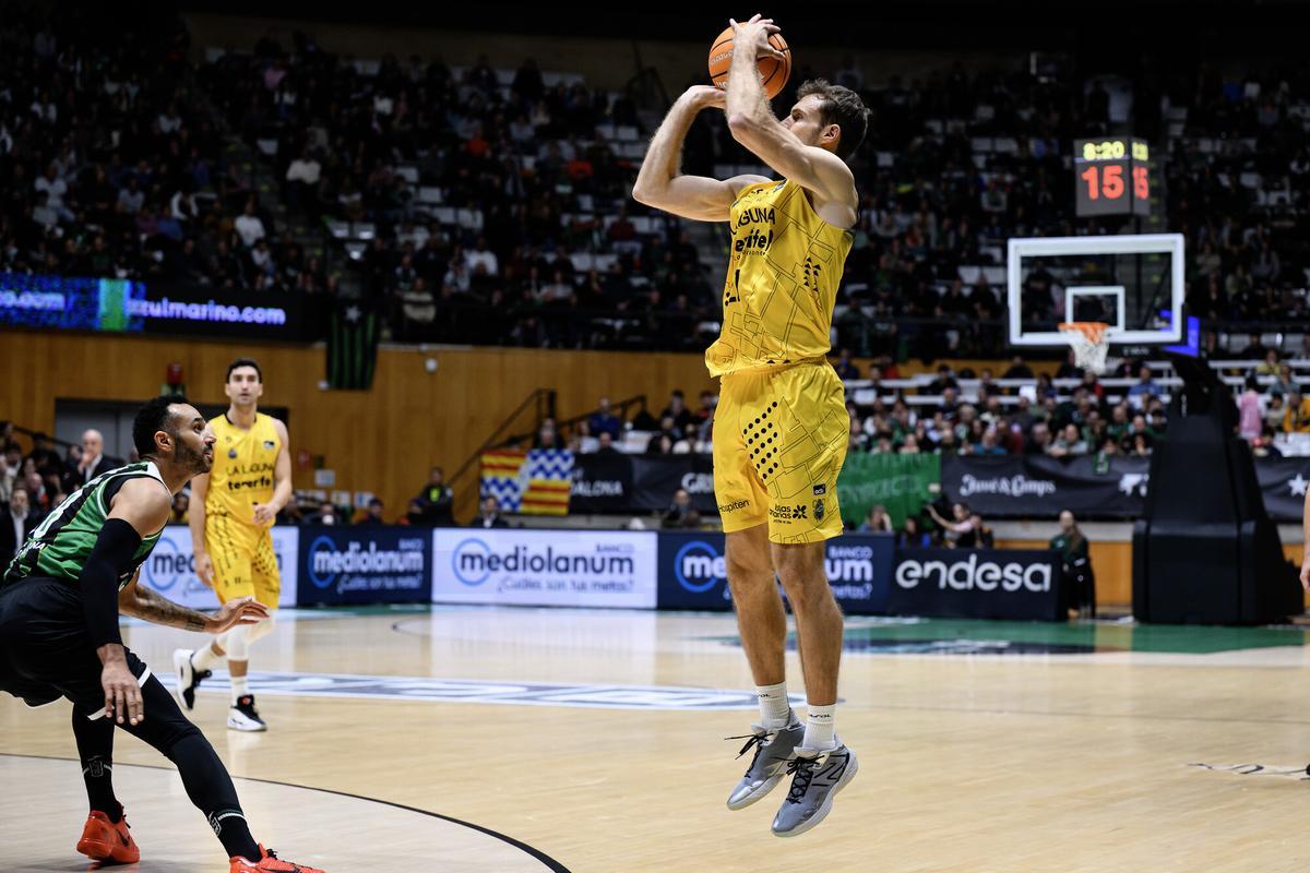 Abromaitis lanza de tres en Badalona.