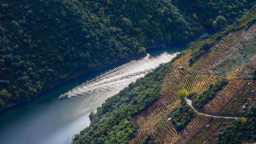 Navegando entre cañones: los catamaranes de la Ribeira Sacra sueltan amarras