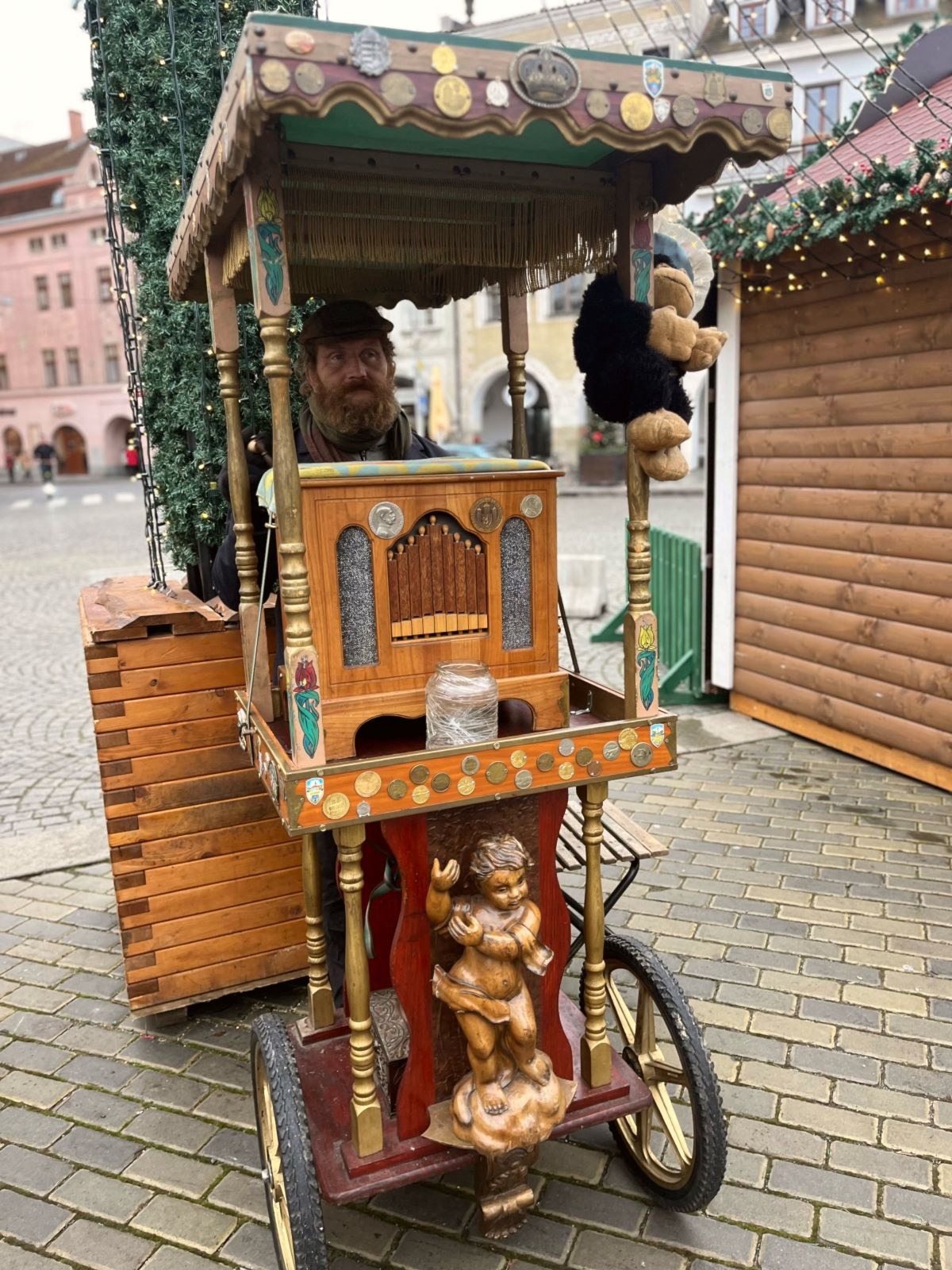České Budějovice tiene un mercadillo navideño con mucho encanto y personajes únicos.