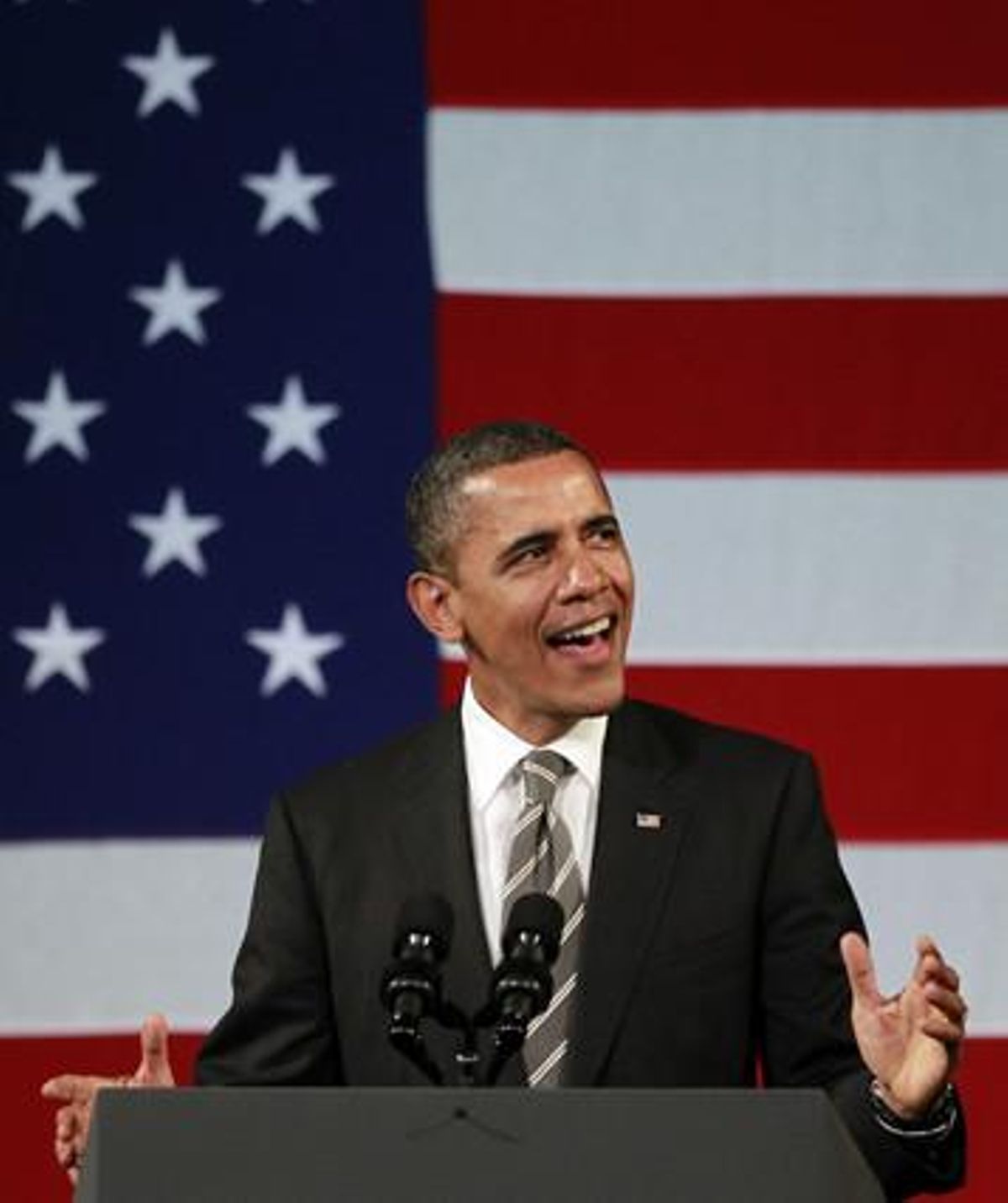 Obama canta durant l’acte a Nova York. Obama canta durant l’acte a Nova York.
