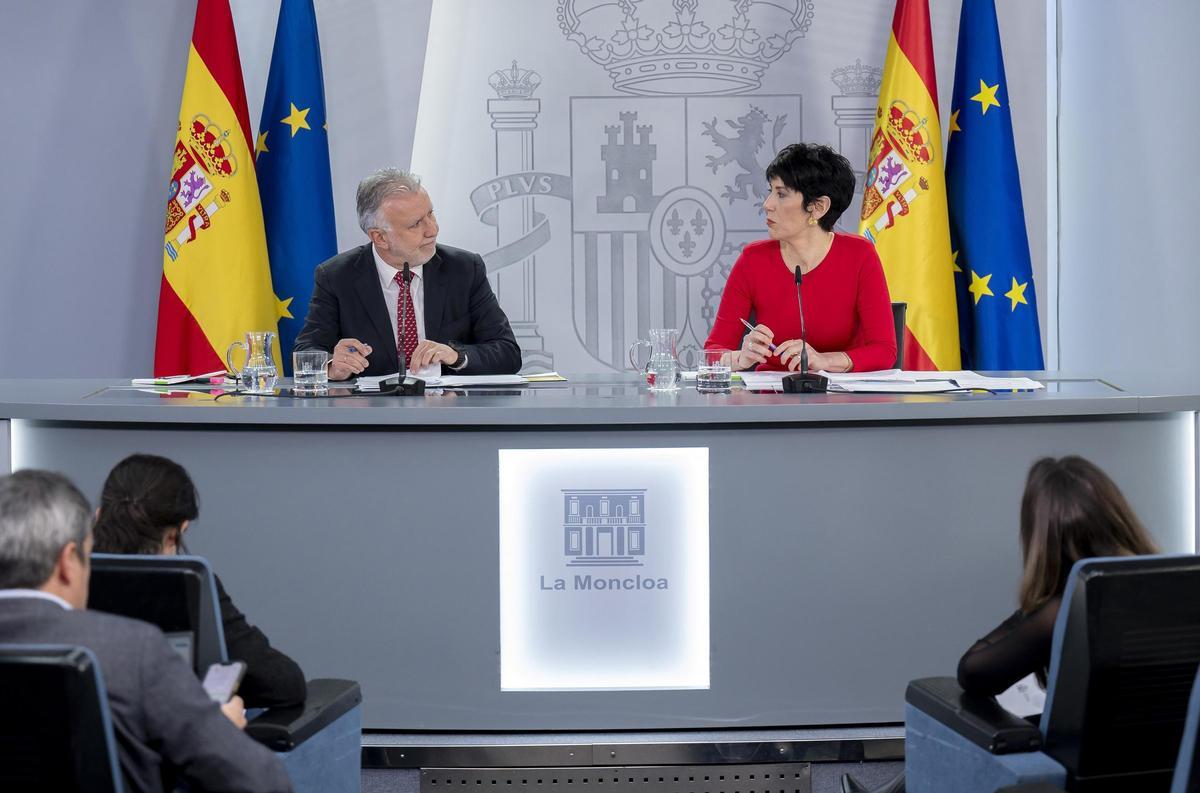 El ministre de Política Territorial, Ángel Víctor Torres, i la ministra d’Inclusió, Seguretat Social i portaveu del Govern, Elma Saiz, en roda de premsa aquest dimarts després del Consell de Ministres.