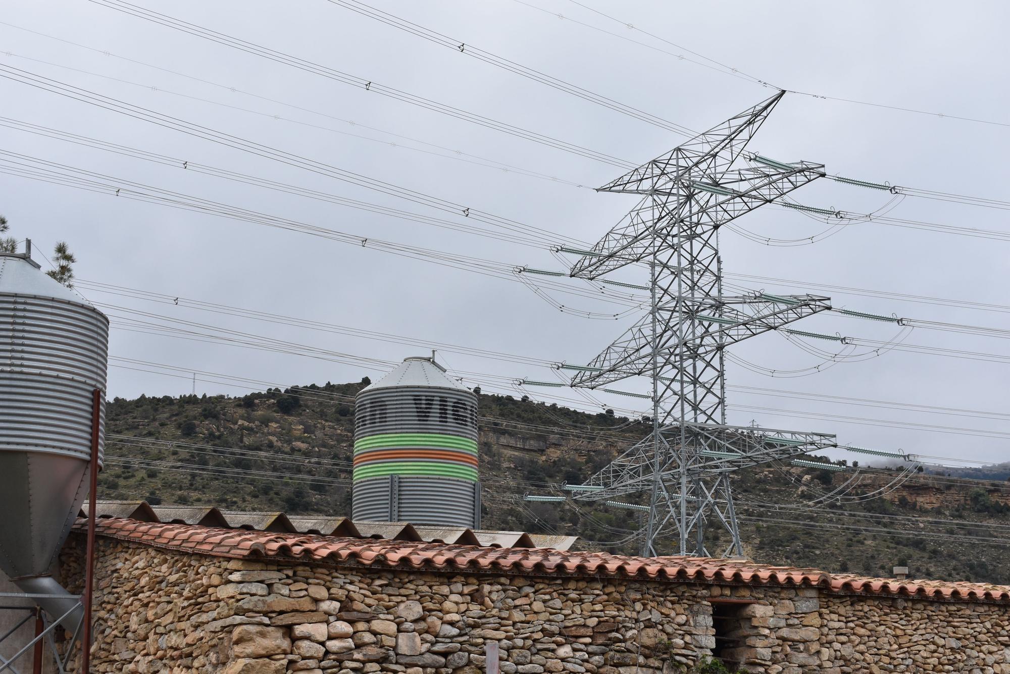 Este vecino de Morella tiene una subestación eléctrica al lado de su masía