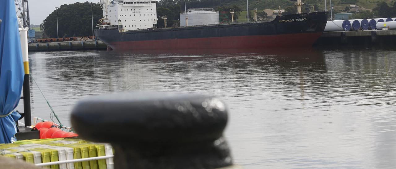 El &quot;Severnaya Semlya&quot;, en el muelle de Valliniello.