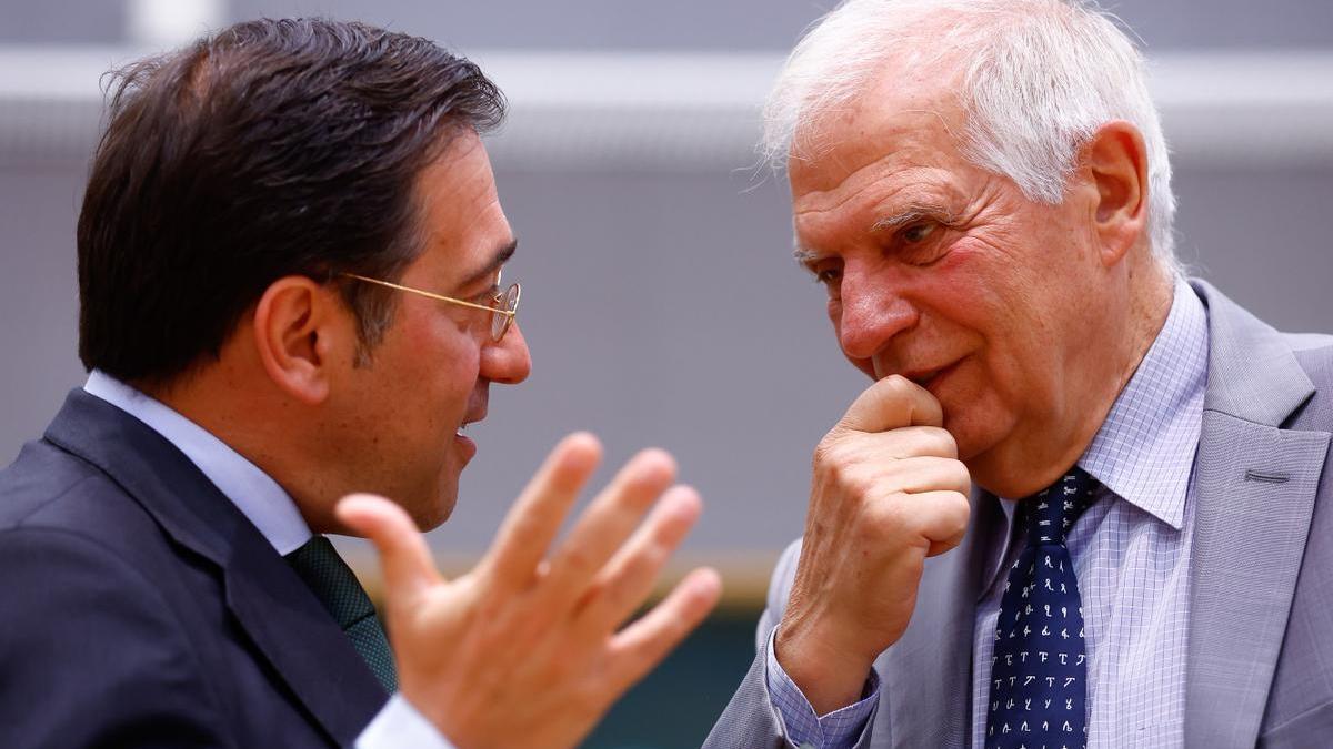 Los máximos responsables de la política exterior de la UE y España, Josep Borrell con José Manuel Albares.