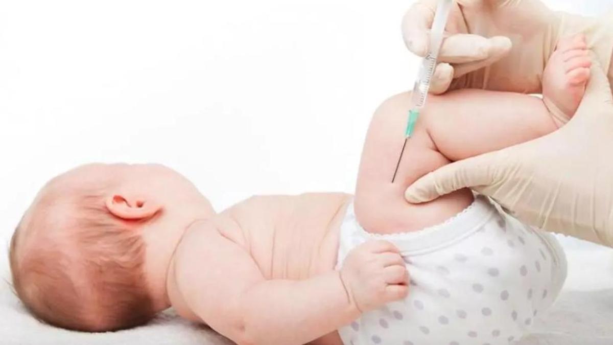 Vacuna a un nadó