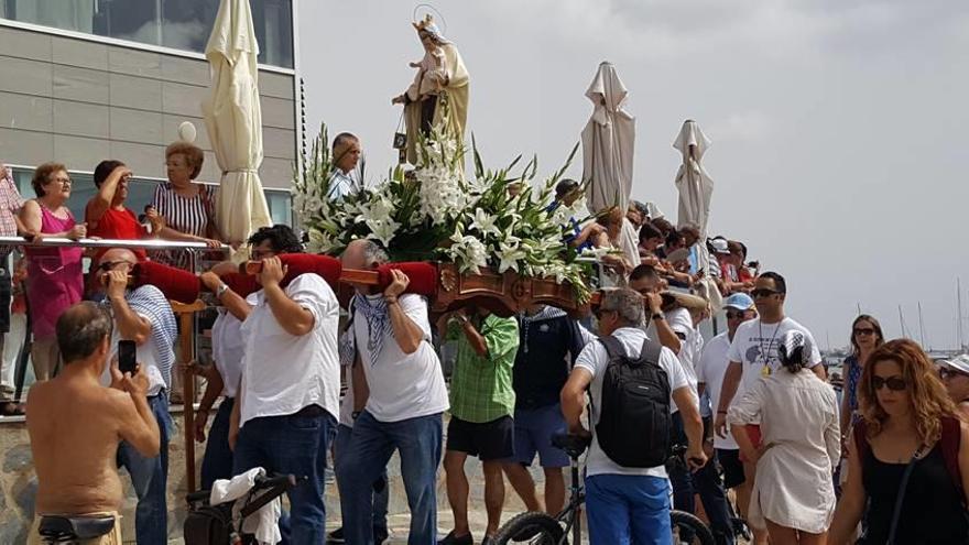 El Carmen sale en procesión marítima por la costa de La Ribera