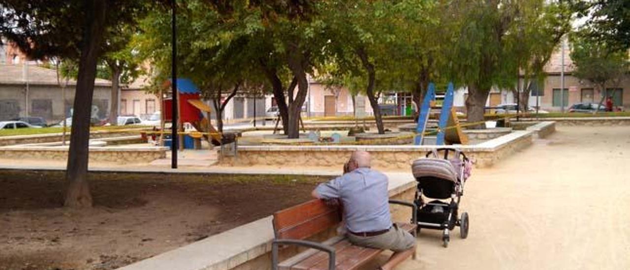 Un macrobotellón obliga a cerrar la zona infantil del parque Juan XXIII
