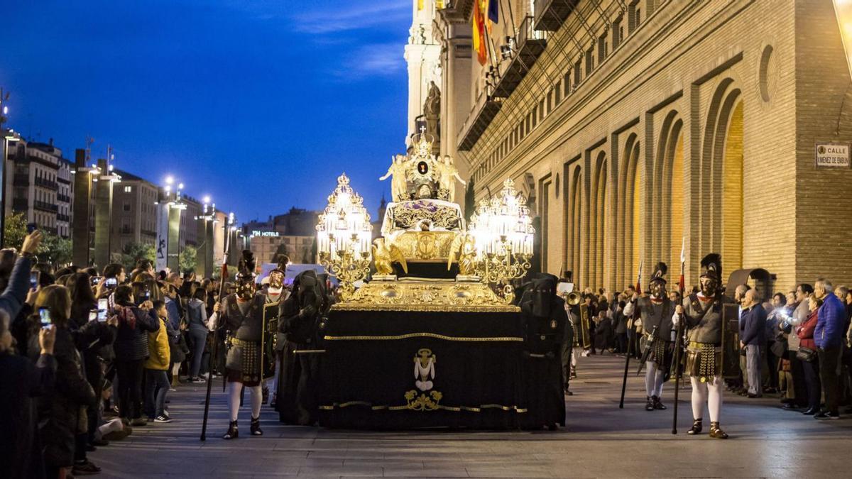 El Cristo de la Cama pasa por la plaza en el último Santo Entierro celebrado en Zaragoza. | JORGE SESÉ