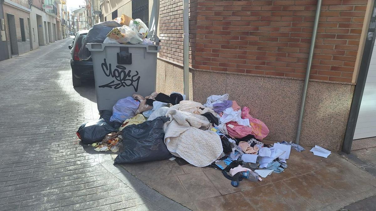Ha habido quien ha aprovechado para hacer un cambio de armario en la casa y ha depositado directamente la ropa desechada junto a los contenedores.