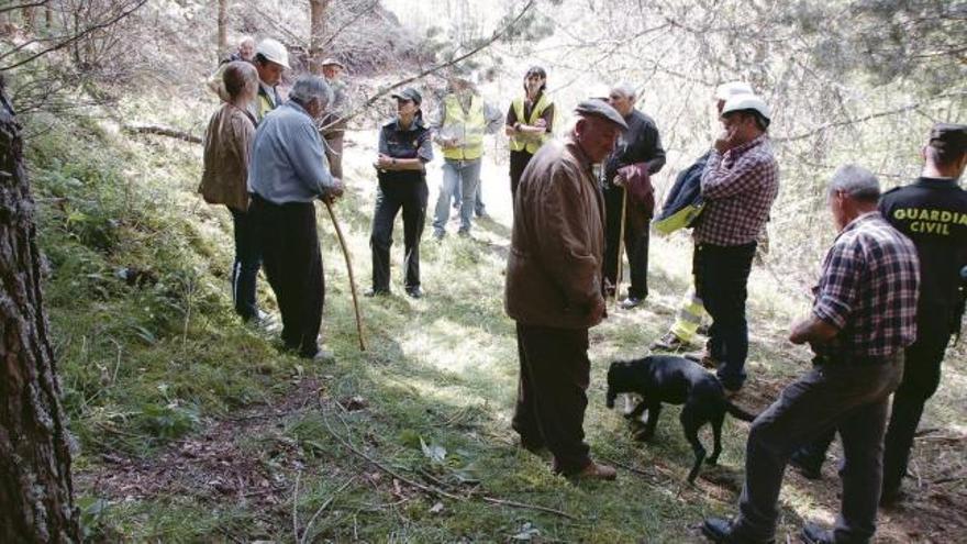 Un grupo de vecinos de Aciberos, trabajadores de Ferrovial y agentes de la Guardia Civil, presentes ayer en una de las fincas.