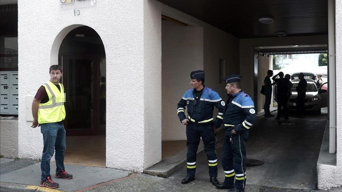 Policías frente al edificio incendiado en Pau