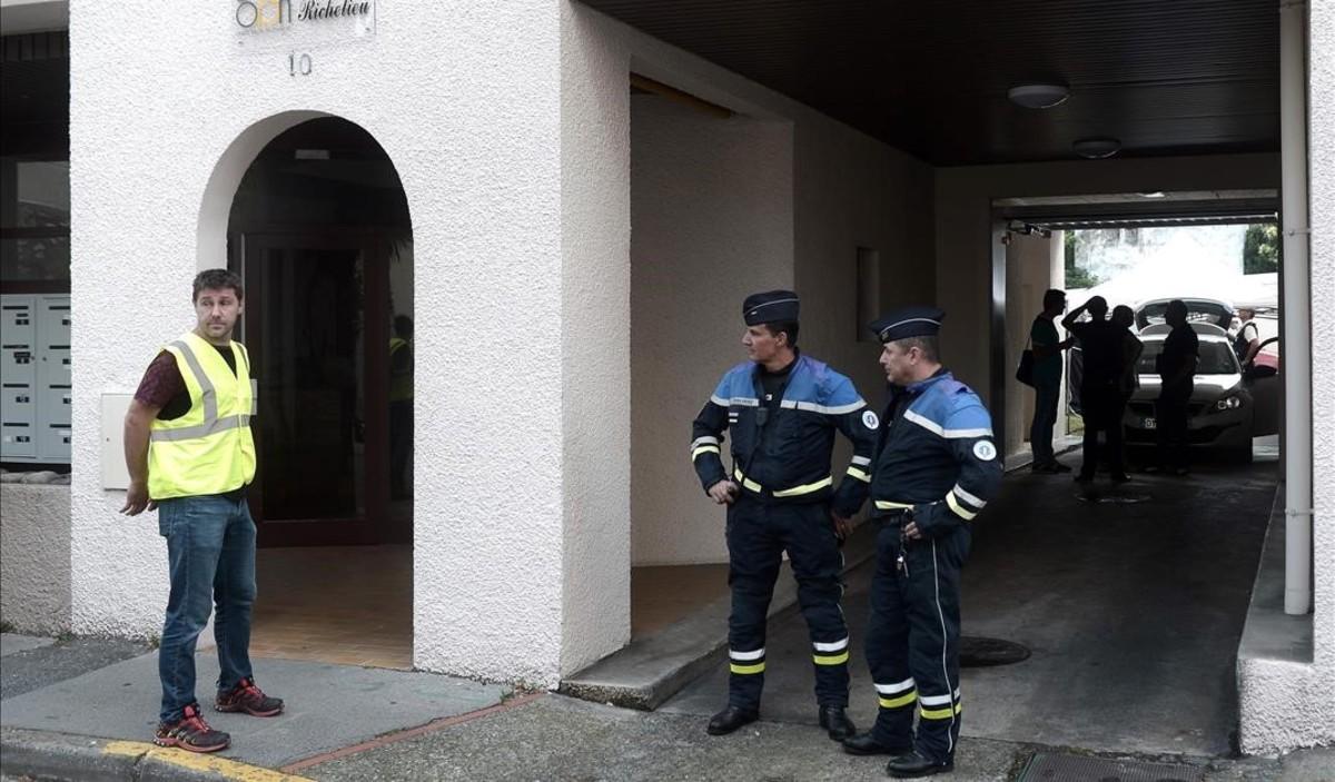 zentauroepp44235478 policemen stand at the entrance of a building after five peo180710115915 zentauroepp44235478 policemen stand at the entrance of a building after five peo180710115915