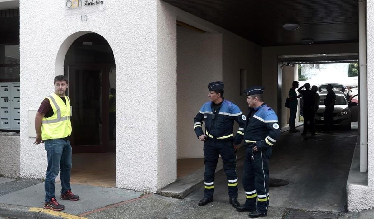 zentauroepp44235478 policemen stand at the entrance of a building after five peo180710115915