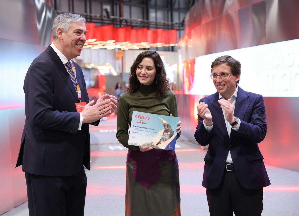 Archivo- El presidente de IFEMA, José Vicente de los Mozos; la presidenta de la Comunidad de Madrid, Isabel Díaz Ayuso, y el alcalde de Madrid, José Luis Martínez-Almeida en Fitur 2026.