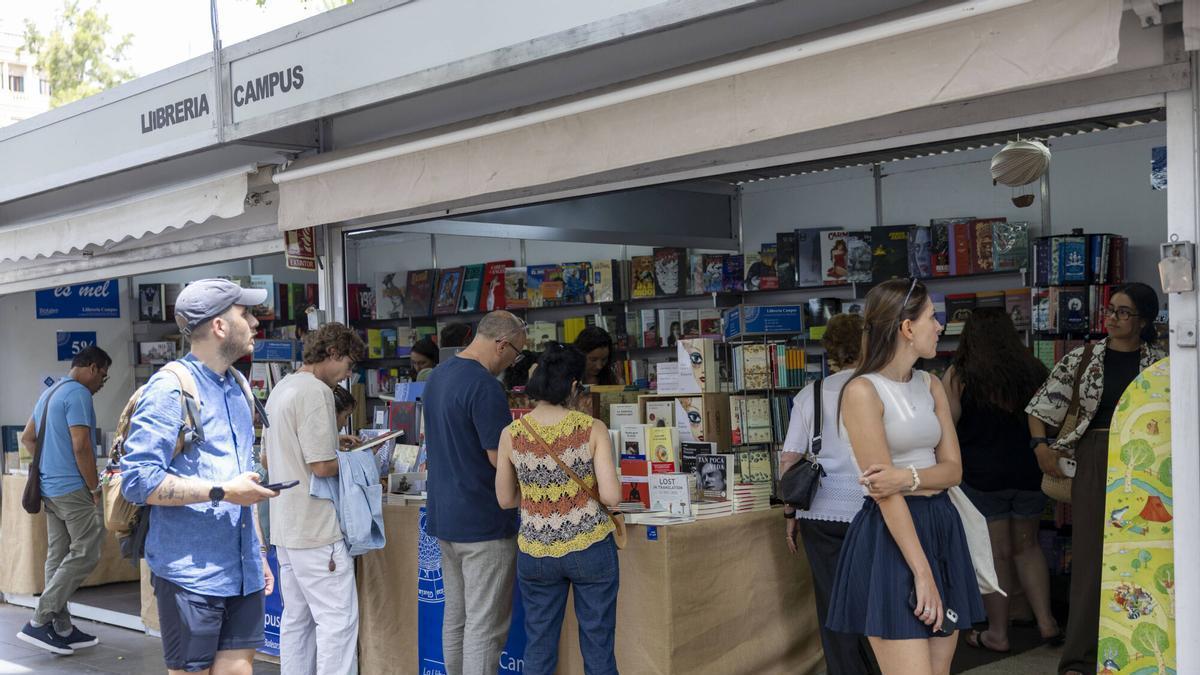 Asistentes al último día de la Fira del Llibre de Palma.