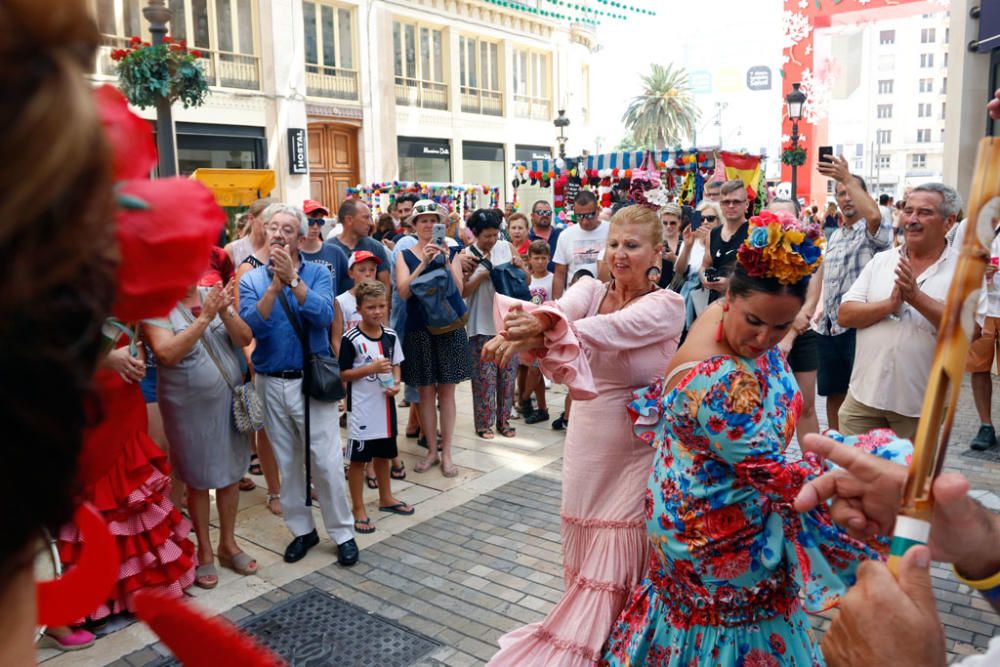 La Feria de Málaga cumple una semana de fiesta. Este miércoles, a pesar de los cielos encapotados y la sensación de bochorno, miles de personas se divierten por las calle del Centro Histórico de Málaga, en un ambiente quizá algo más desahogado de gente que otros días