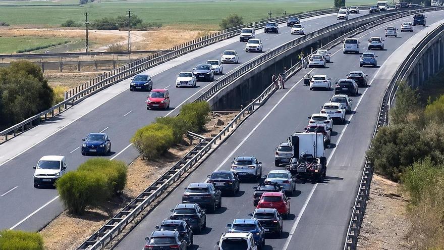 Tres accidentes provocan atascos en las carreteras que unen Sevilla con Huelva y Cádiz en el inicio de la operación salida
