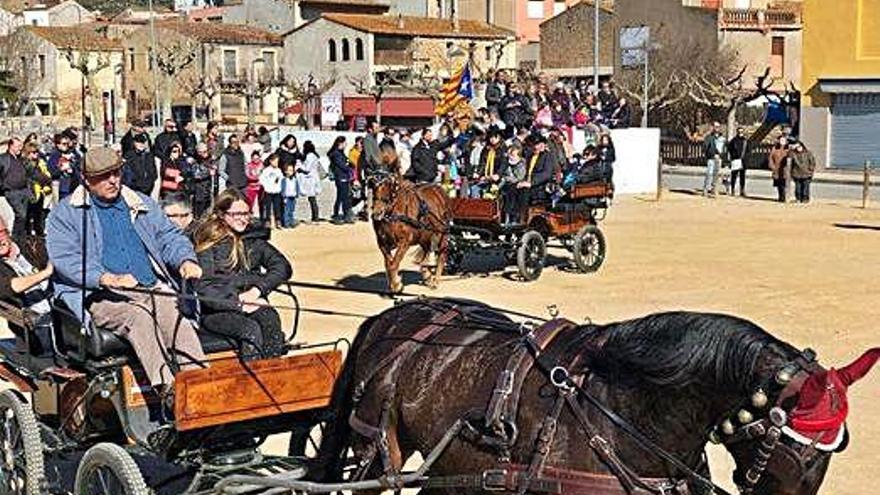 Més de 80 de cavalls i carruatges desfilen a la cercavila de Torroella