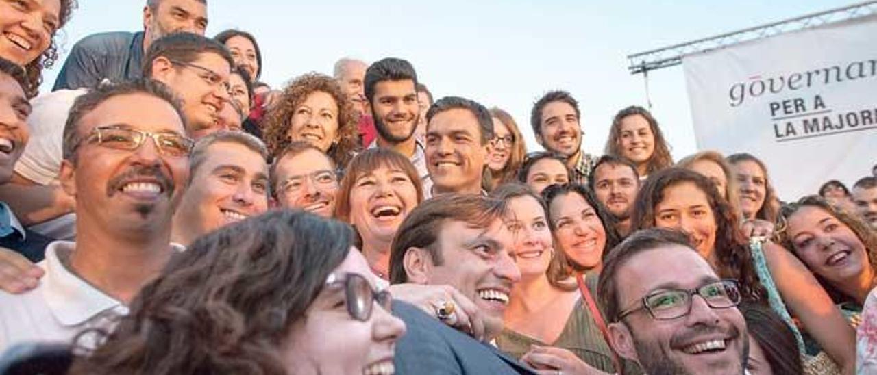 Francina Armengol (centro) junto a Pedro Sánchez y otros militantes en un mitin en Palma, entre ellos el alcalde José Hila.