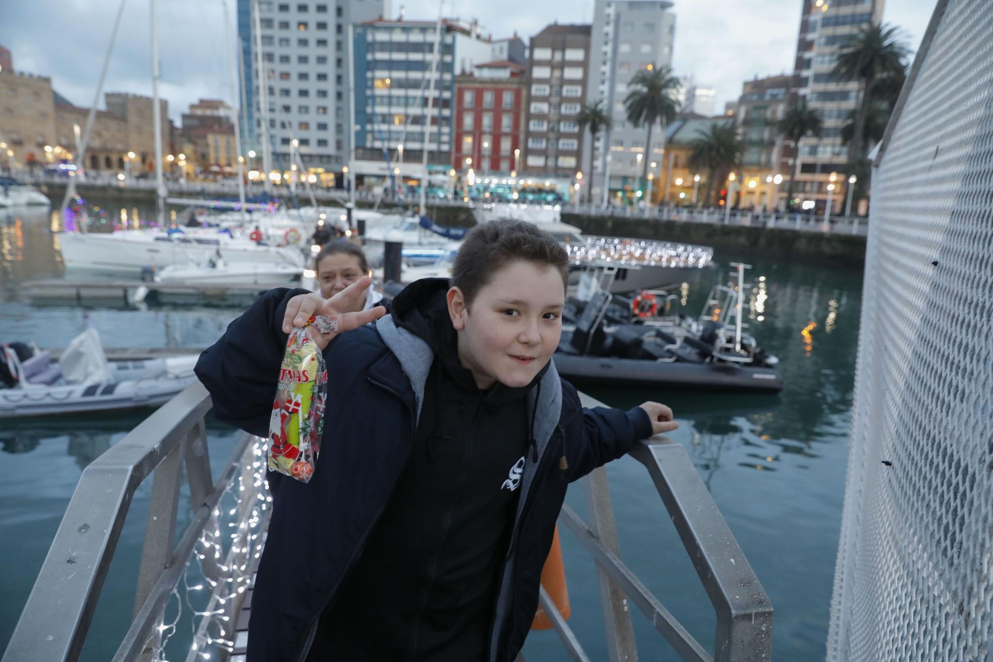 En imágenes: El barco navideño de Gijón ya surca el Cantábrico