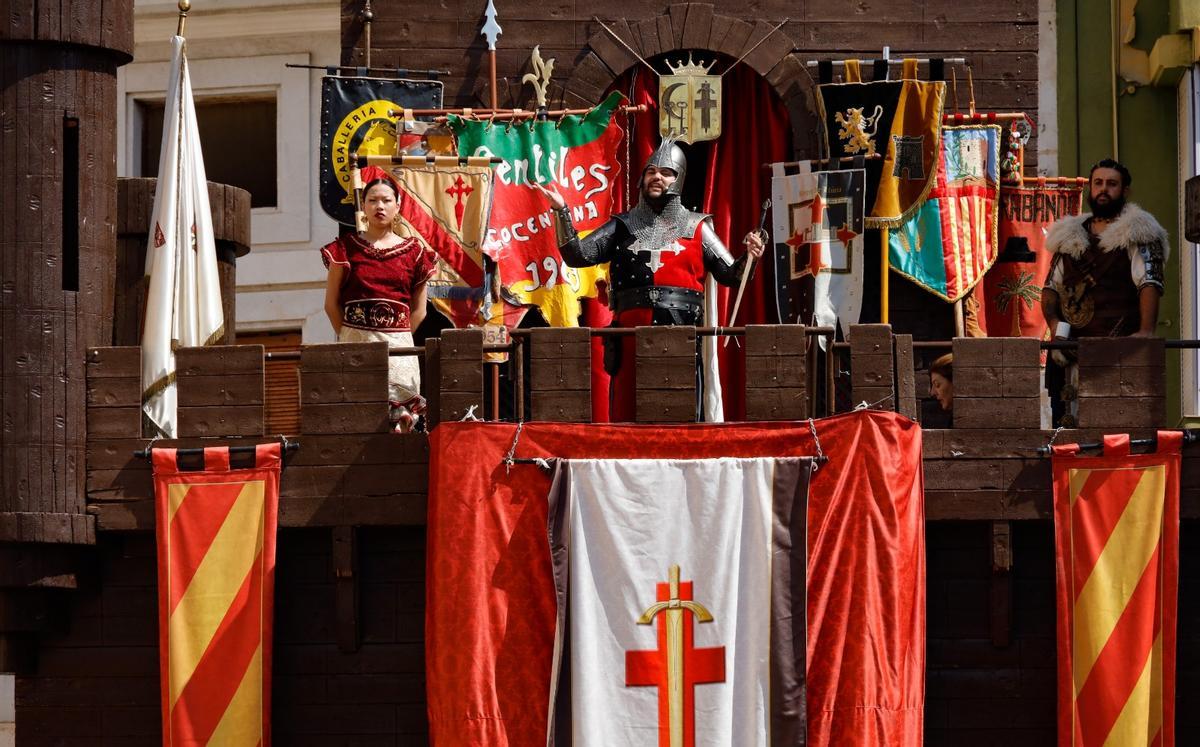 Cocentaina despide sus Moros y Cristianos a golpe de pólvora con las Embajadas y el Alardo