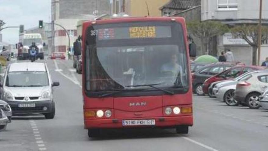 Un autobús urbano de la línea 6.