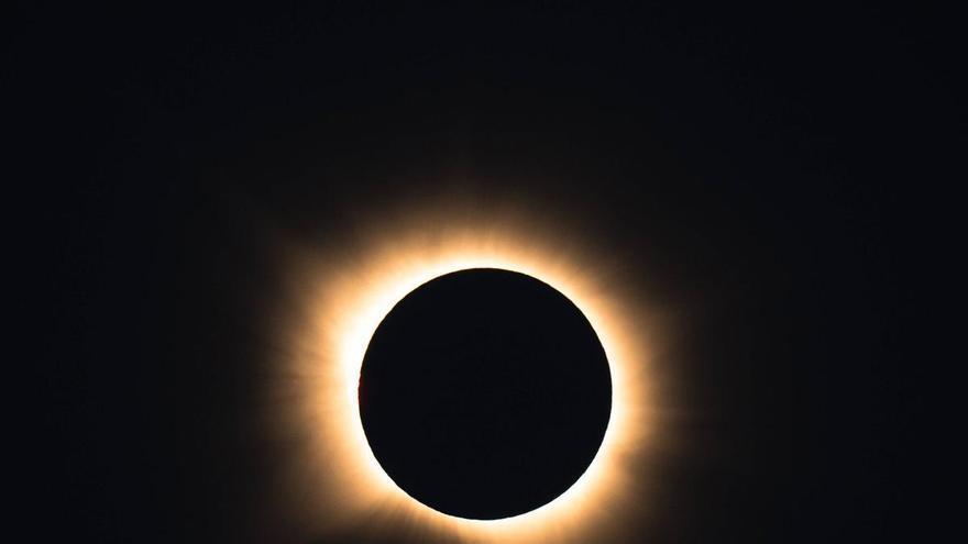 EN IMÁGENES: El privilegiado eclipse que se vivió en el santuario de El Acebo, en Cangas del Narcea
