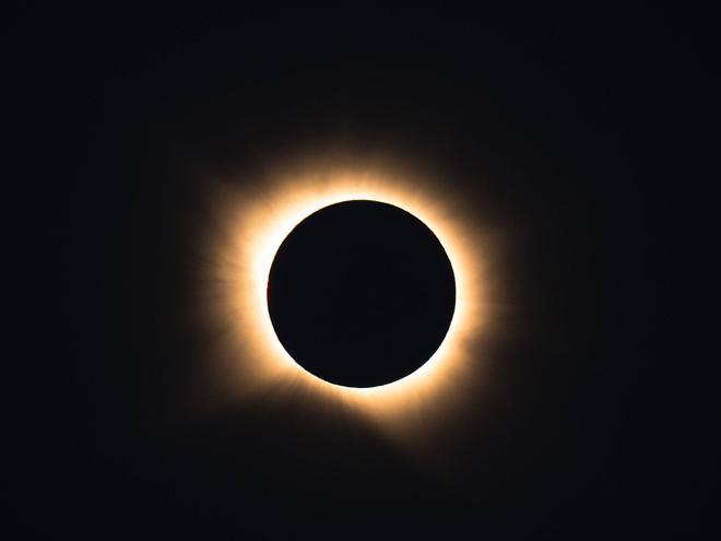EN IMÁGENES: El privilegiado eclipse que se vivió en el santuario de El Acebo, en Cangas del Narcea