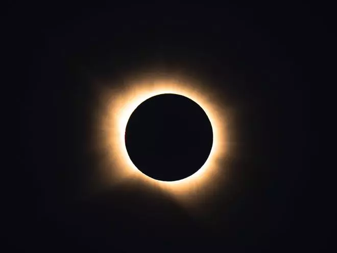EN IMÁGENES: El privilegiado eclipse que se vivió en el santuario de El Acebo, en Cangas del Narcea