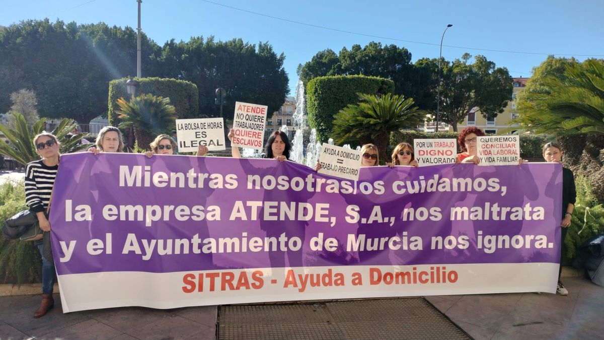 Las trabajadoras de la ayuda a domicilio, en una de sus protestas frente el Ayuntamiento.