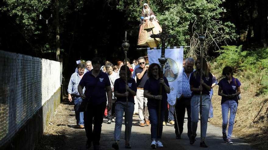 Donramiro saca en procesión a la Virgen del Montserrat