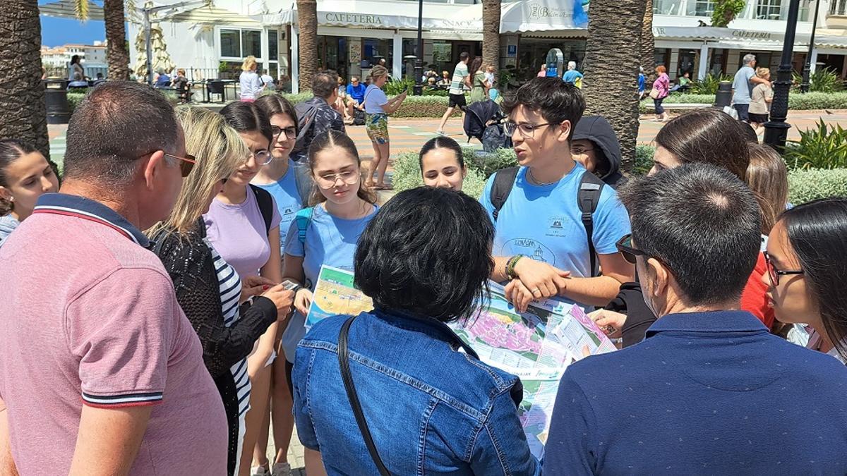 Alumnos del instituto de Iznájar promocionan su pueblo en Nerja.